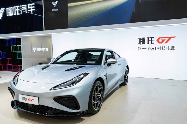 深圳270哪吒汽车在智能汽车领域的表现，领途汽车在新能源汽车市场中的影响力